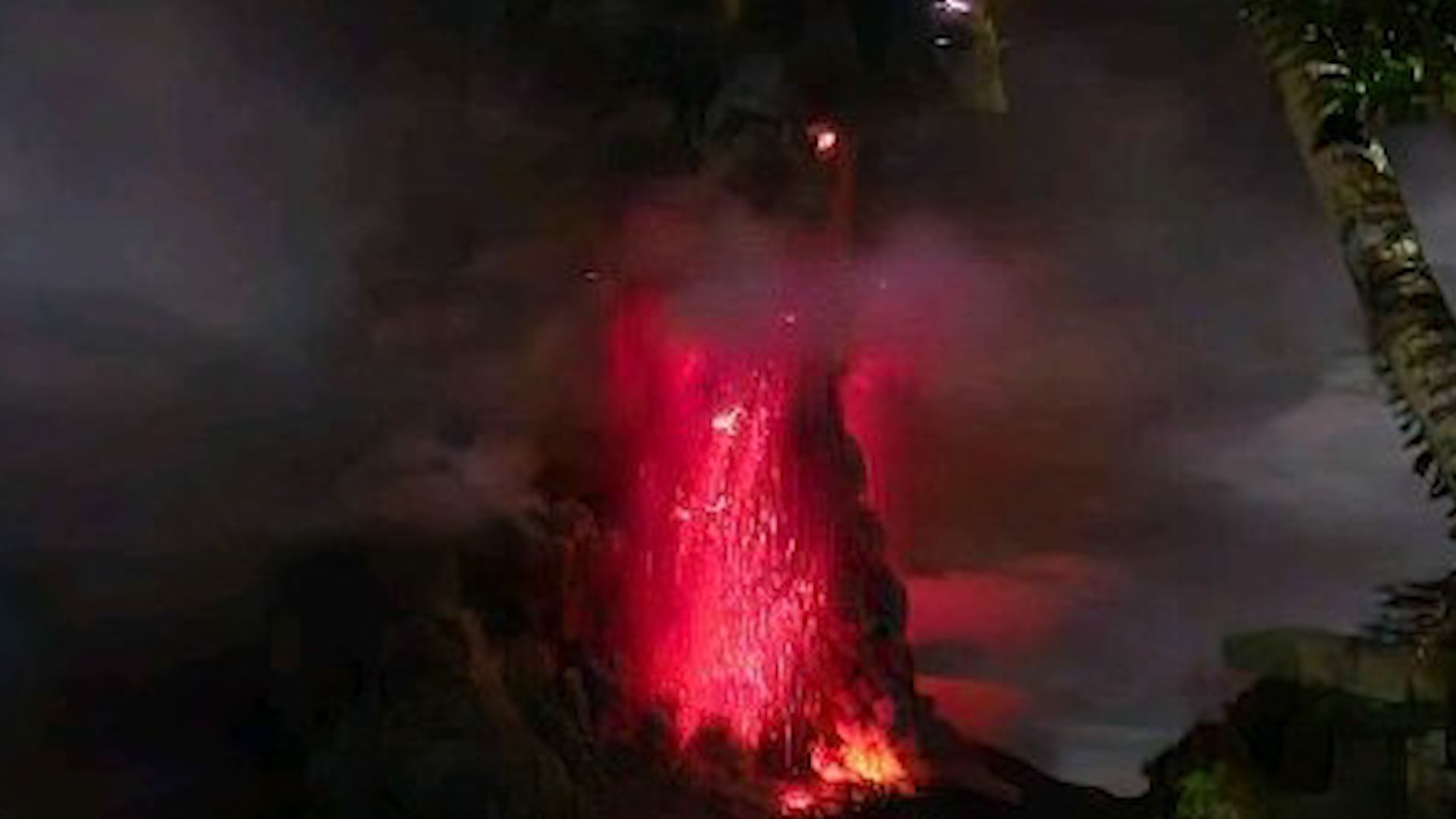 震撼!印尼鲁昂火山再次喷发:火山灰直冲天空 闪电在空中闪烁哔哩哔哩bilibili