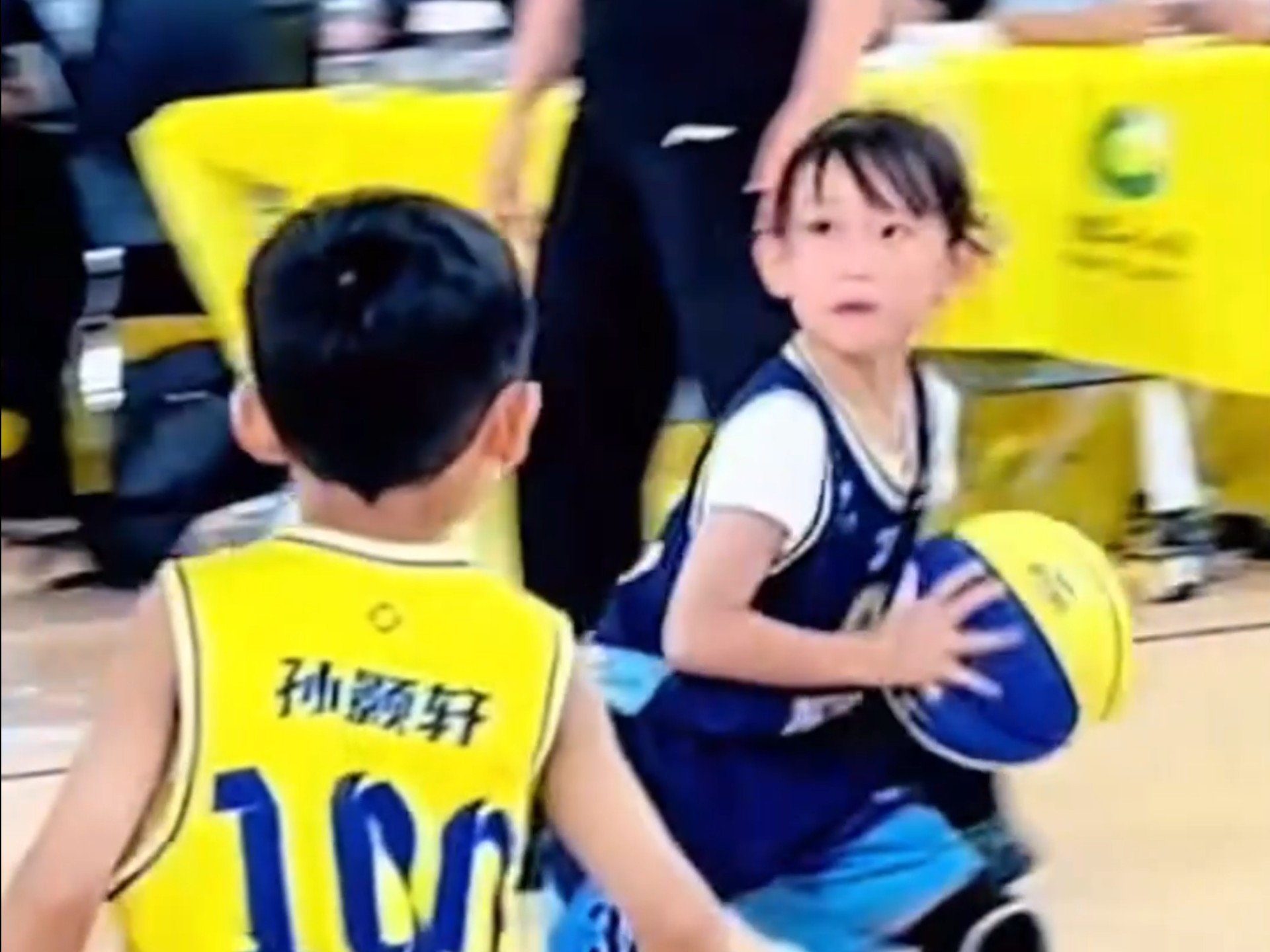 “科比看到后把闹钟调到2点？！”