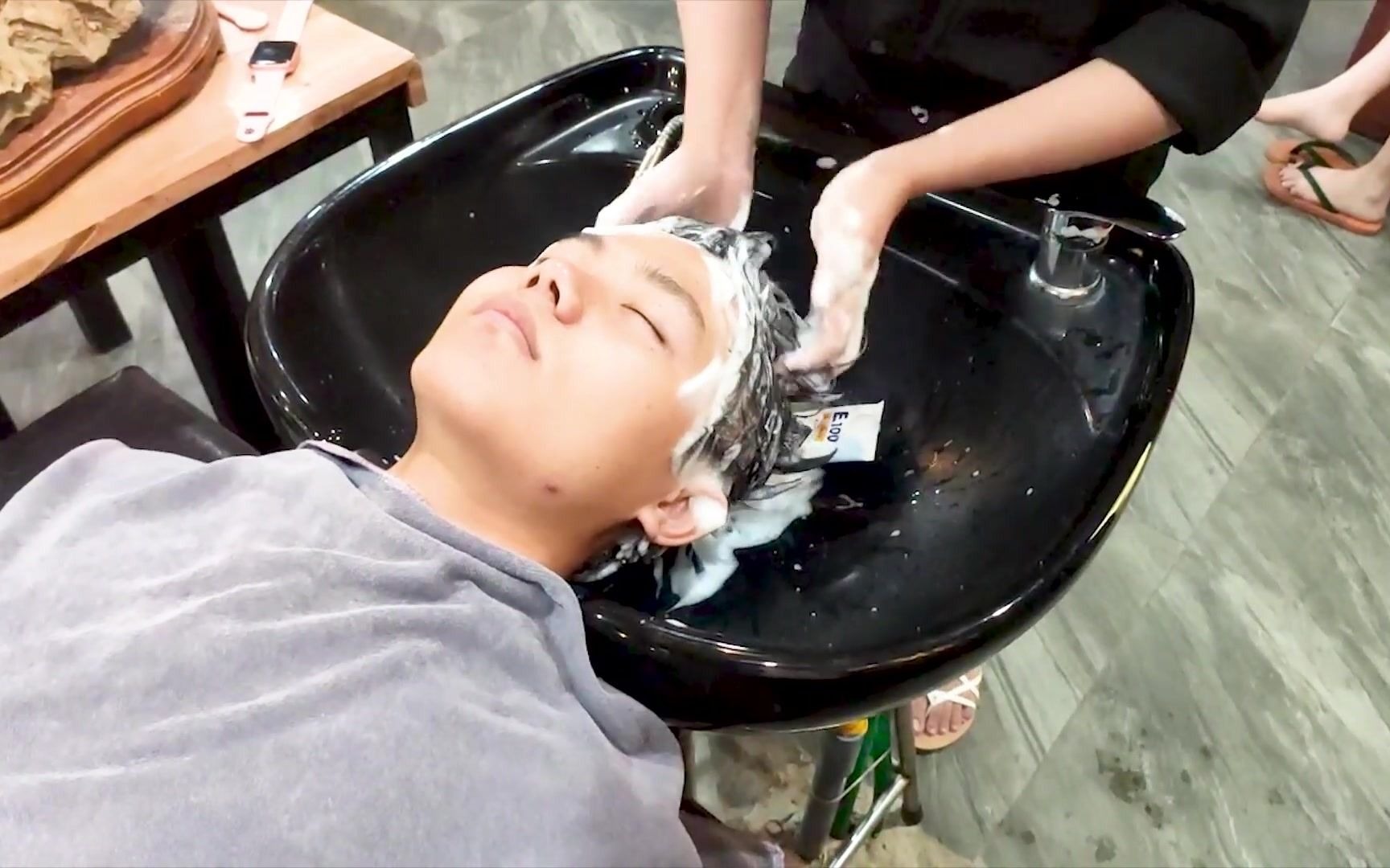 体验越南理发店,发型师身兼洗剪吹职责_哔哩哔哩 (゜-゜)つロ 干杯