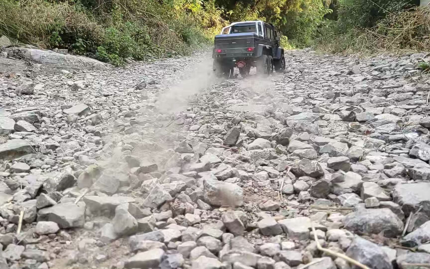 KM 雷神 1/8 奔驰 G63 AMG 6X6燕子山攀爬视频,竟然还能坐上一个成年人!哔哩哔哩bilibili