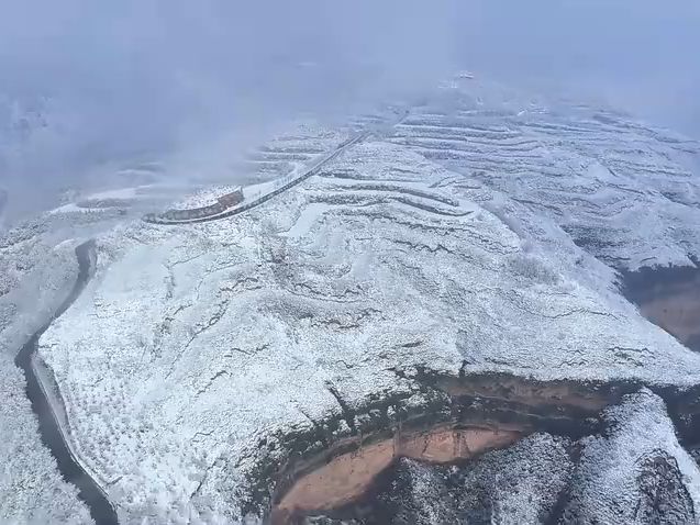 陝西旬邑縣:雪落梯田美如畫