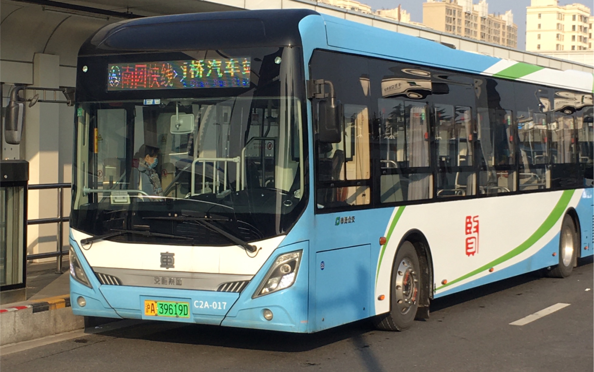 上海公交奉浦快线18米申沃巨龙车进站 运行实录