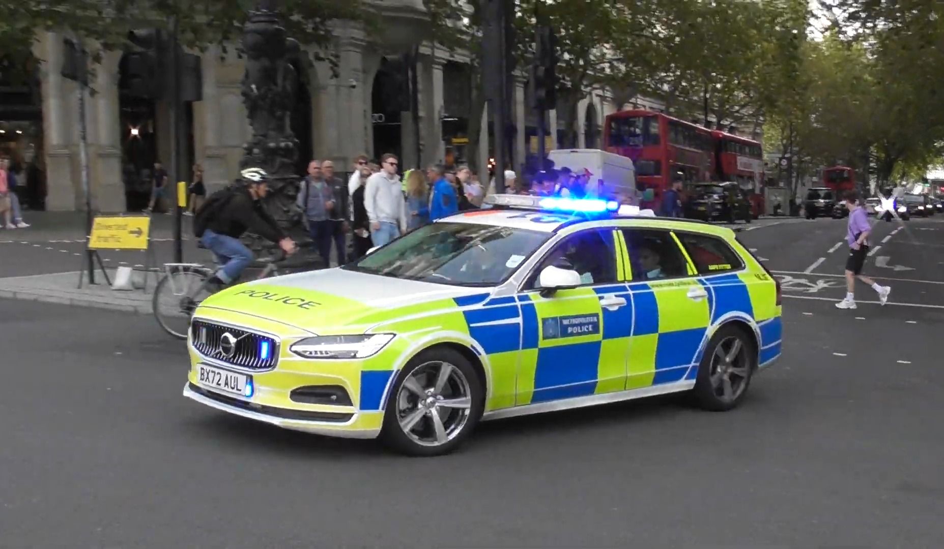 英国大都会警察沃尔沃v90警车出警