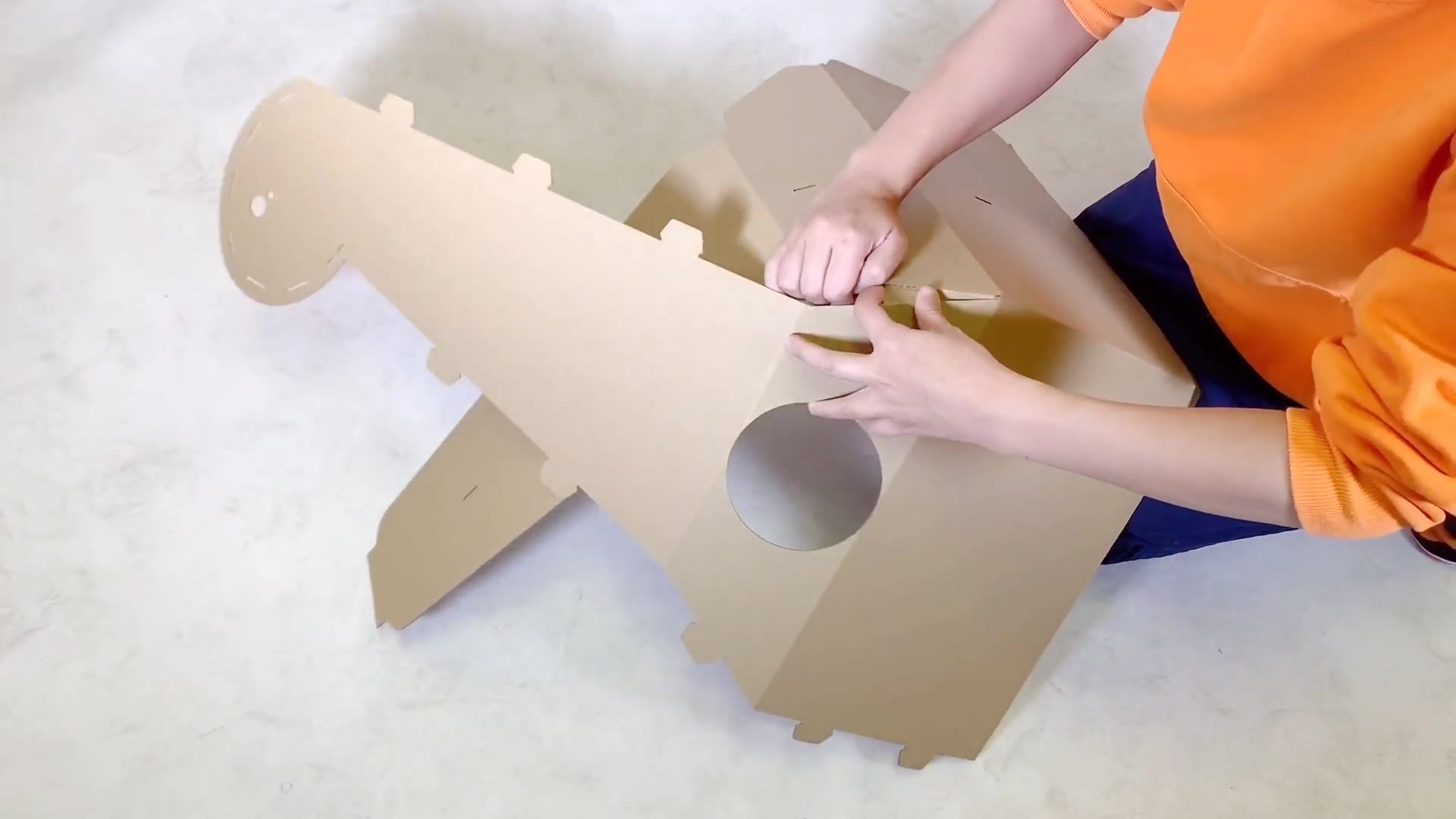 可穿戴的纸板长颈鹿