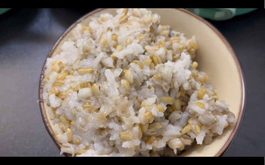 今天和老公吃青稞燕麦饭,粗粮代替米饭很健康