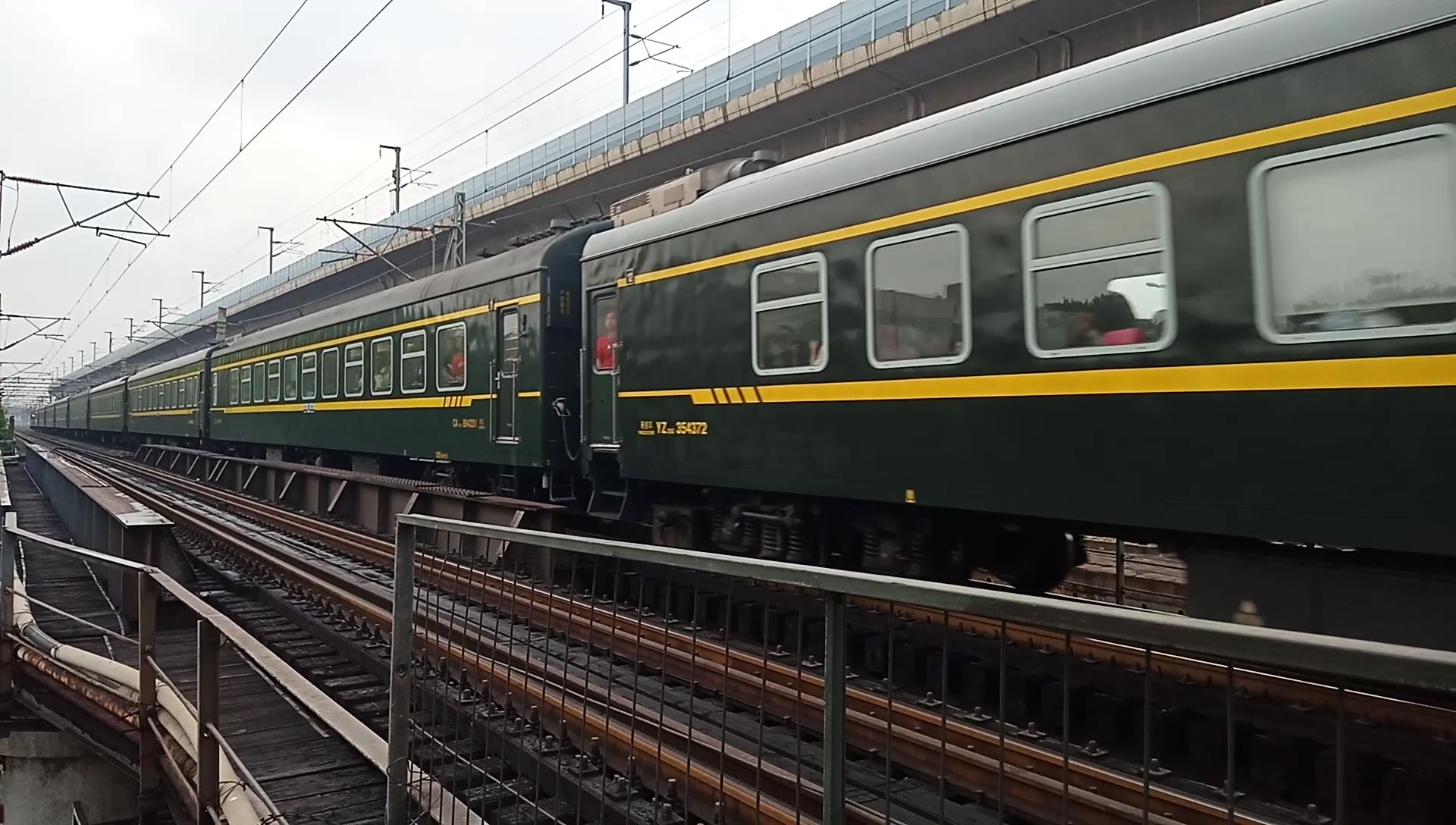 中国铁路津山线k1527次驶向天津站