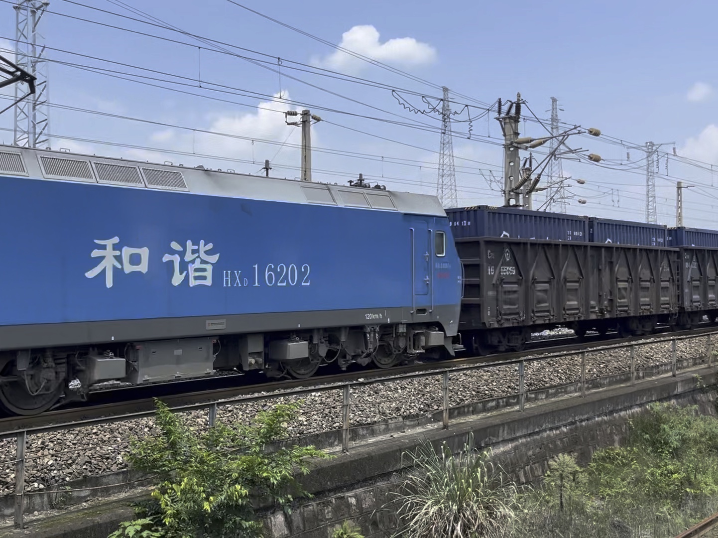 【宝成线;友好鸣笛】成局成段蓝精灵hxd1 6202牵引集装箱货列通过宝成