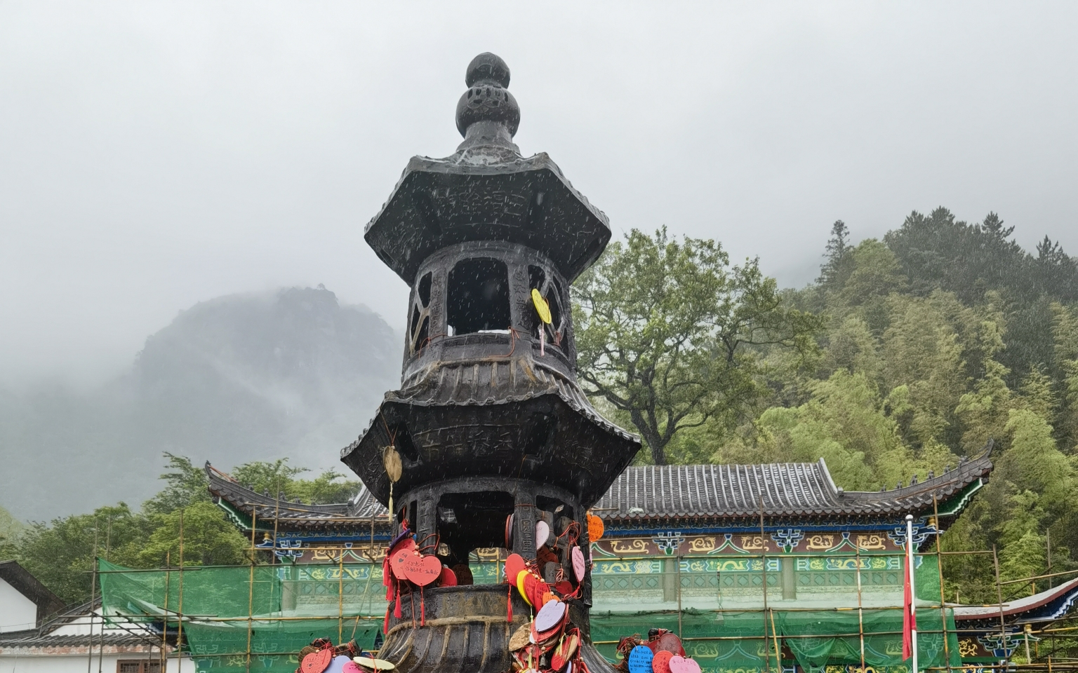 《057:紫极宫》紫极宫又名中庵,建于元朝至大2年(公元1309年),为俞东明所建.以前,这里庙宇堂皇,铁瓦覆顶,占地1200平方米哔哩哔哩bilibili