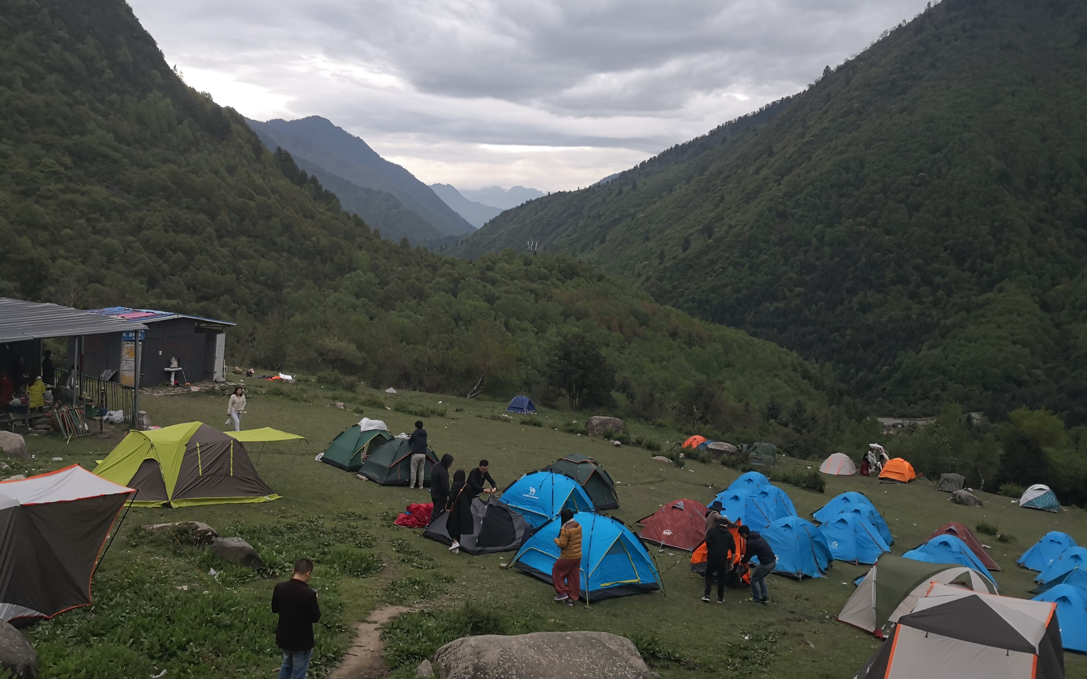 孟屯河谷|高桥沟景色长廊里的烧烤之旅 众多徒步登山爱好者 孟屯河野外基地位于阿坝藏羌自治州理县西北的上孟村 是一处尚未开发的旅游处女地天地灵光,...