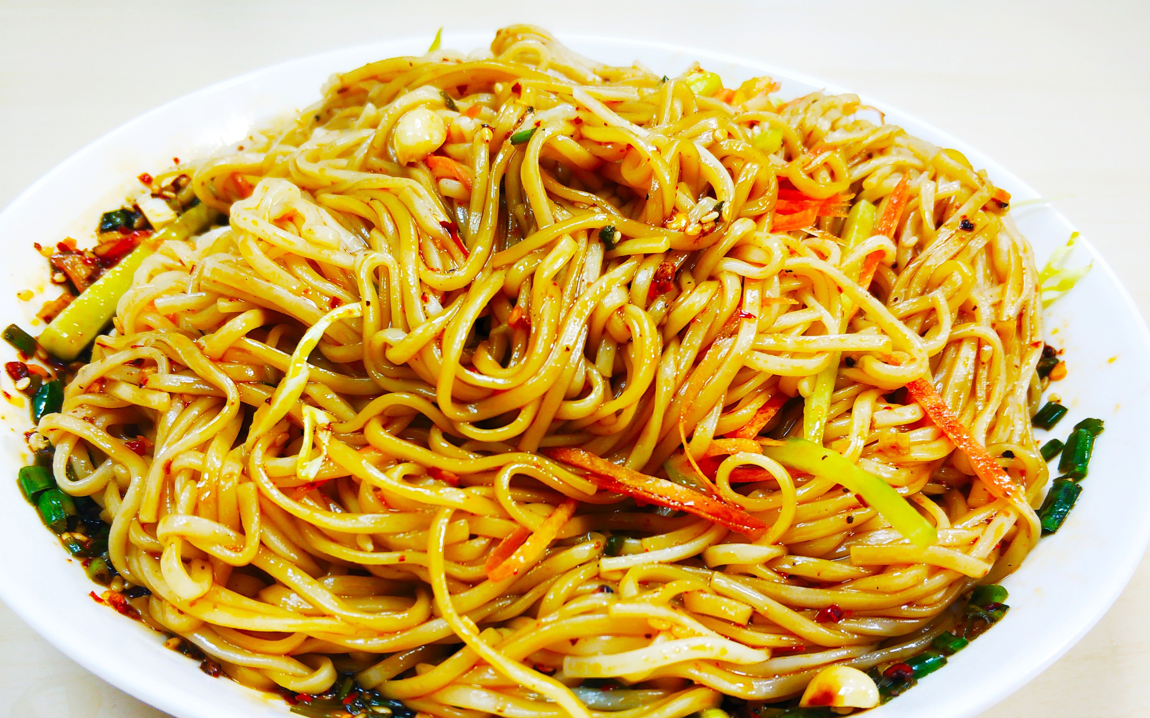 好吃的让人舔盘的酸辣凉拌面制作,10分钟搞定!