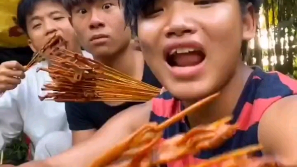 不是在吃快餐的年纪选择了读书,而是当年没有勇气喊出哪句,到镇上啦