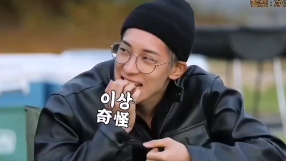 圆佑游戏第一个出局后 变成玩沙子的像素小人