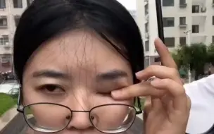 Tải video: 女子谎称眯眼睛，让老公帮忙吹一下，网友：亲一口噩梦能做好几宿