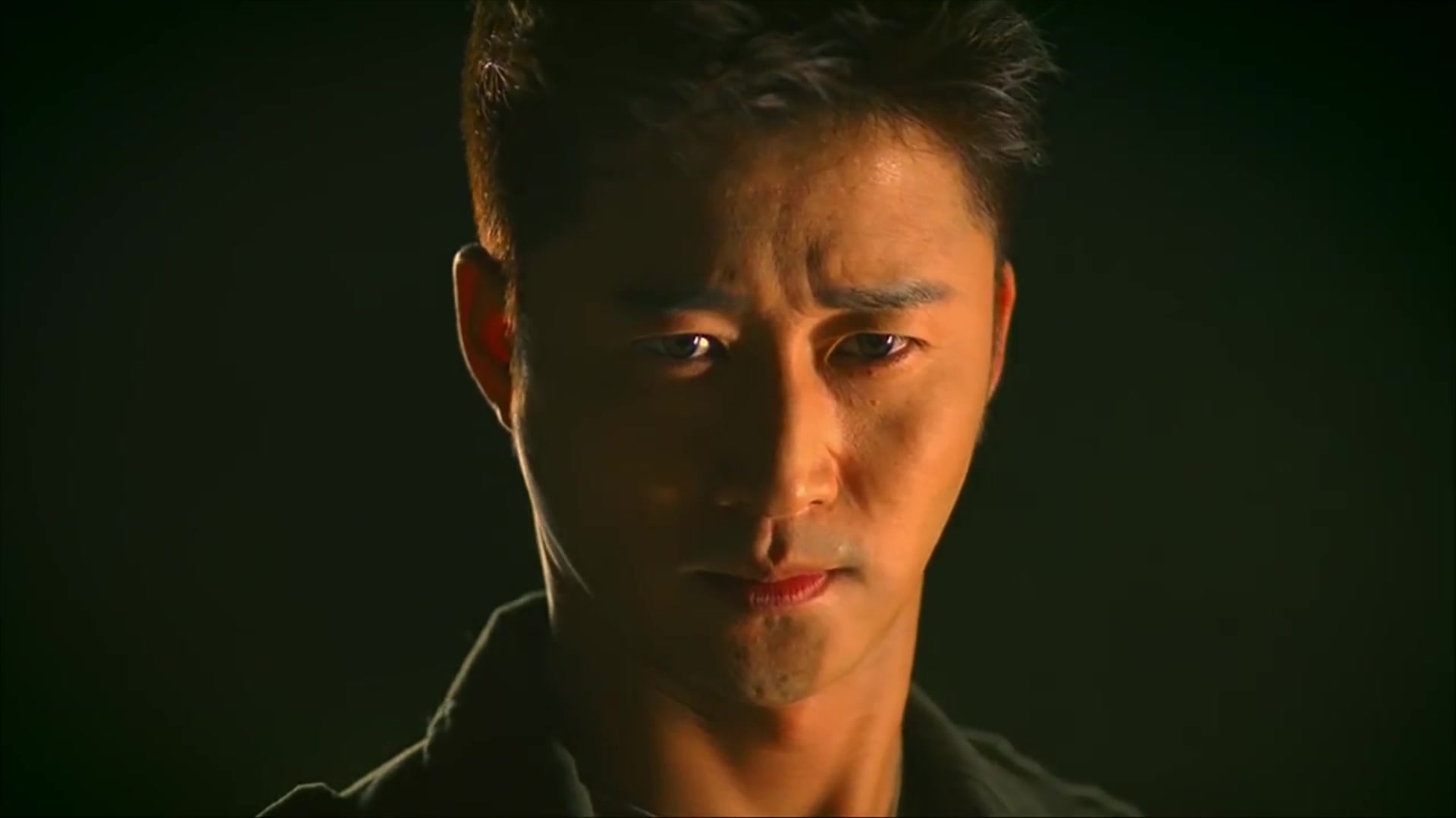 吴京第一部自导自演的电影《狼牙》的开头原来跟《战狼2》有异曲同工