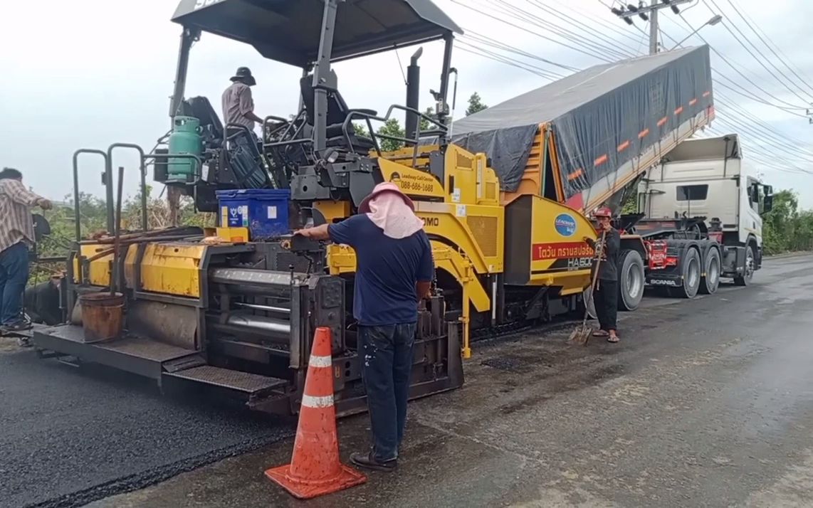 [图]住友沥青摊铺机在柬埔寨公路浇筑沥青路面