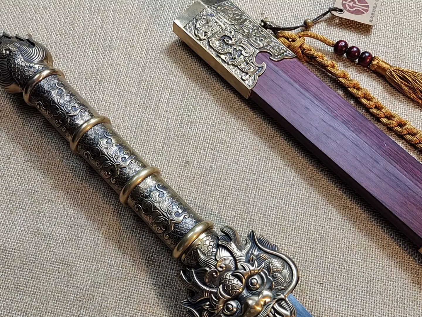 剑如其名,「龙鳞剑」