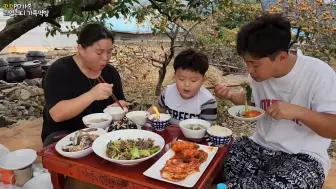 Скачать видео: [可可PD家庭]秋日在院子里做的美味家常饭菜（牛肉萝卜汤、牛肉烤肉、醋海藻沙拉、酱油蟹、泡菜）