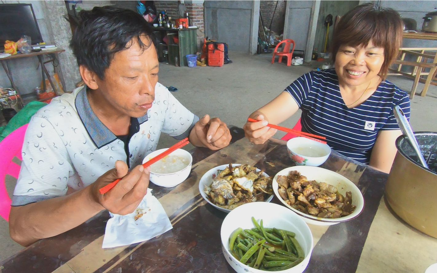 阿雄在海边放鲈鱼扣抓到好货回家老婆亲自下厨阿雄有口福了