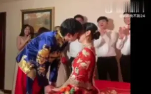 Скачать видео: 女流YJJ婚礼接亲亲吻视频！