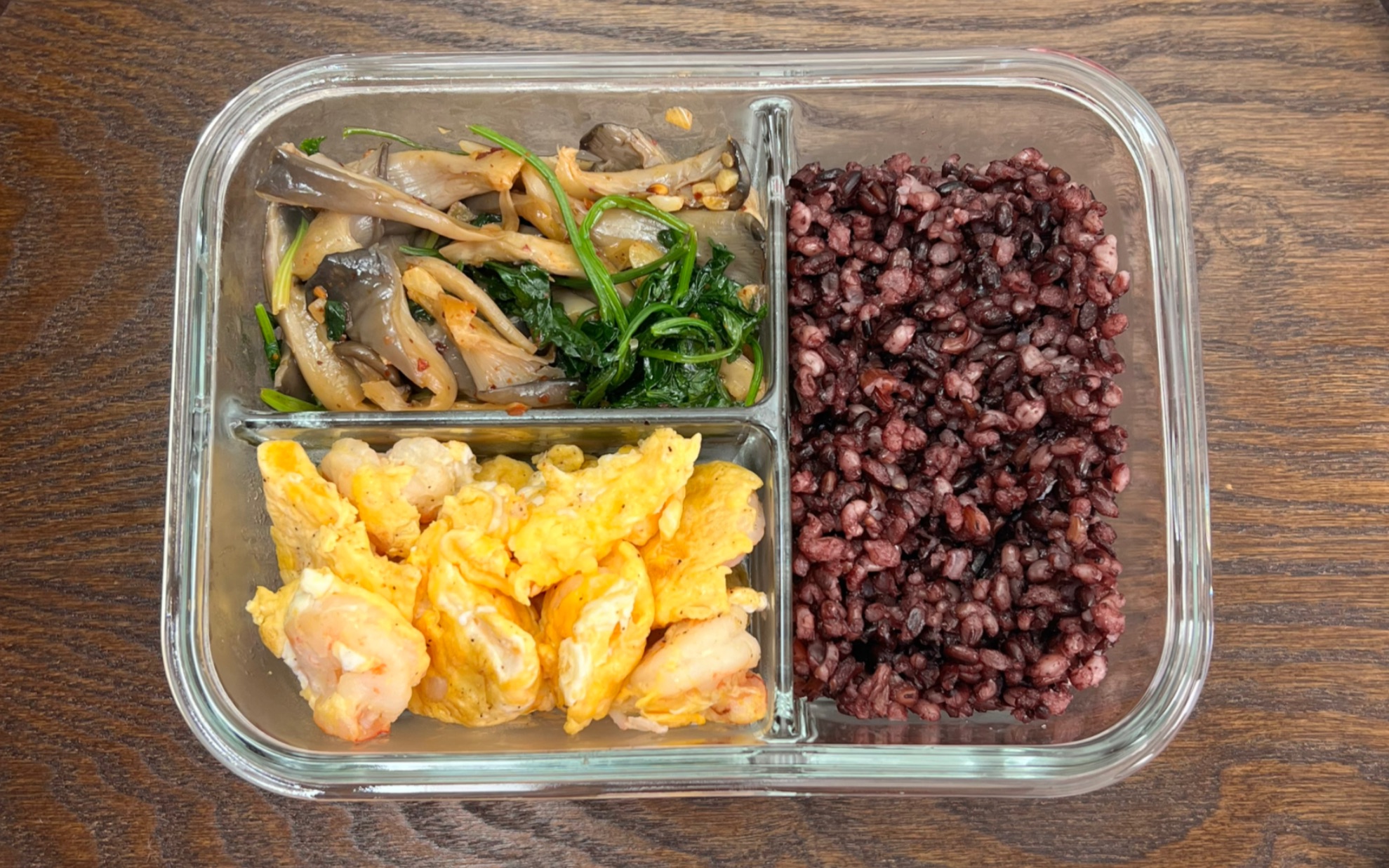 坚持自己做减脂餐第14天|今日午餐便当:虾仁滑蛋 平菇炒香菜 糙米饭