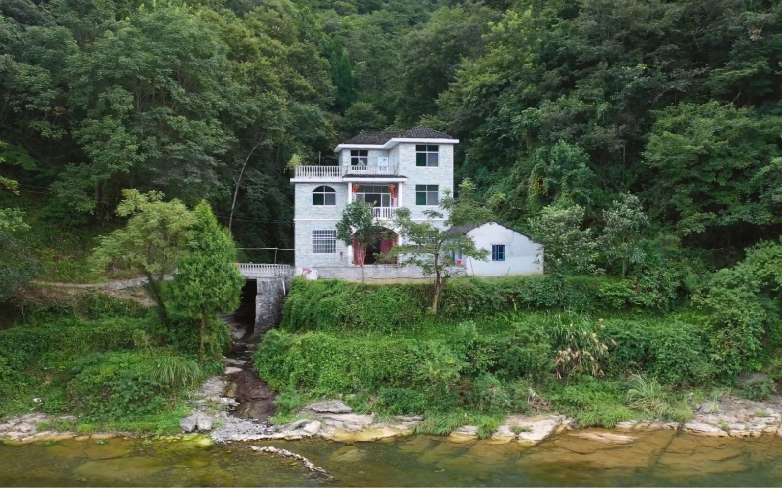 大山中发现一户人家,据说在大城市投资失败,隐居此地过着与世无争的