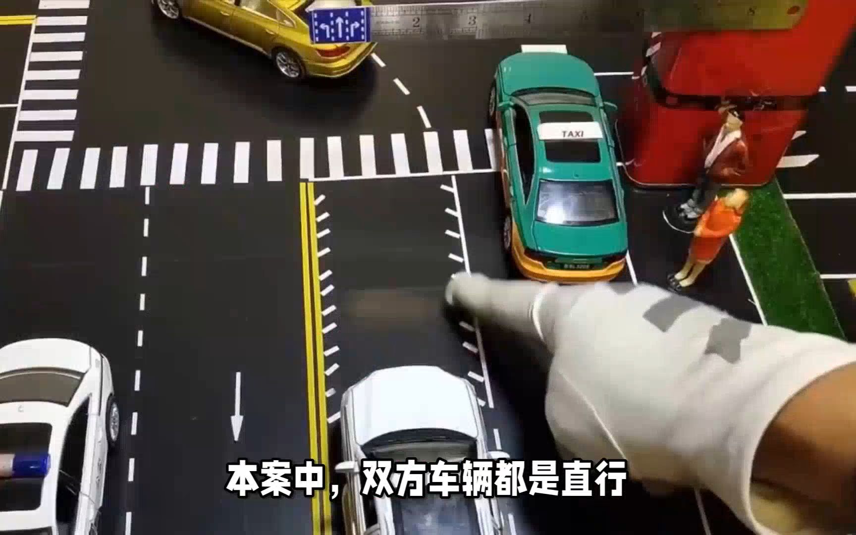 十字路口两车相撞,责任如何划分?