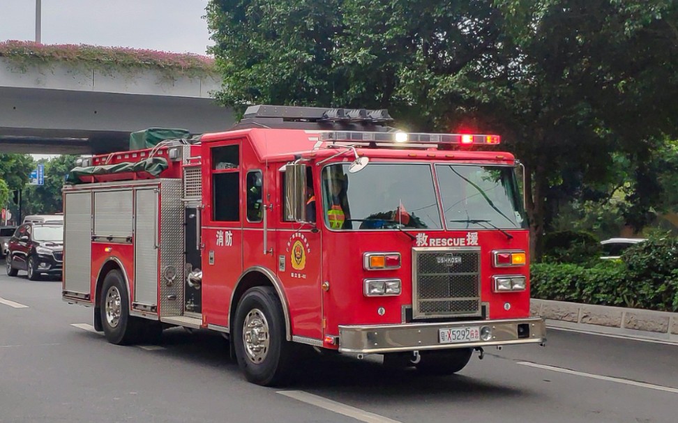 首遇广州唯一的博浪涛101参加演练的广州消防车队闪灯通过