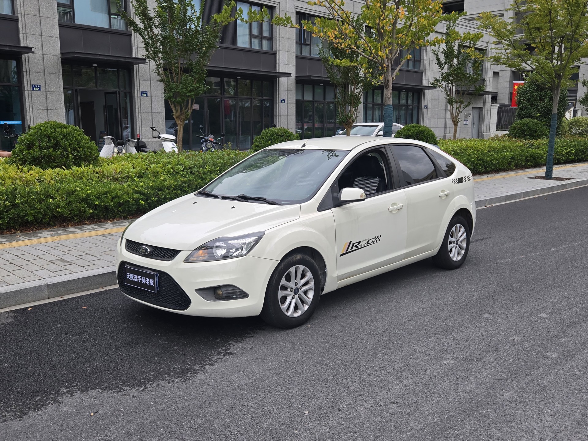 15年白色两厢手动经典福克斯 9900块钱