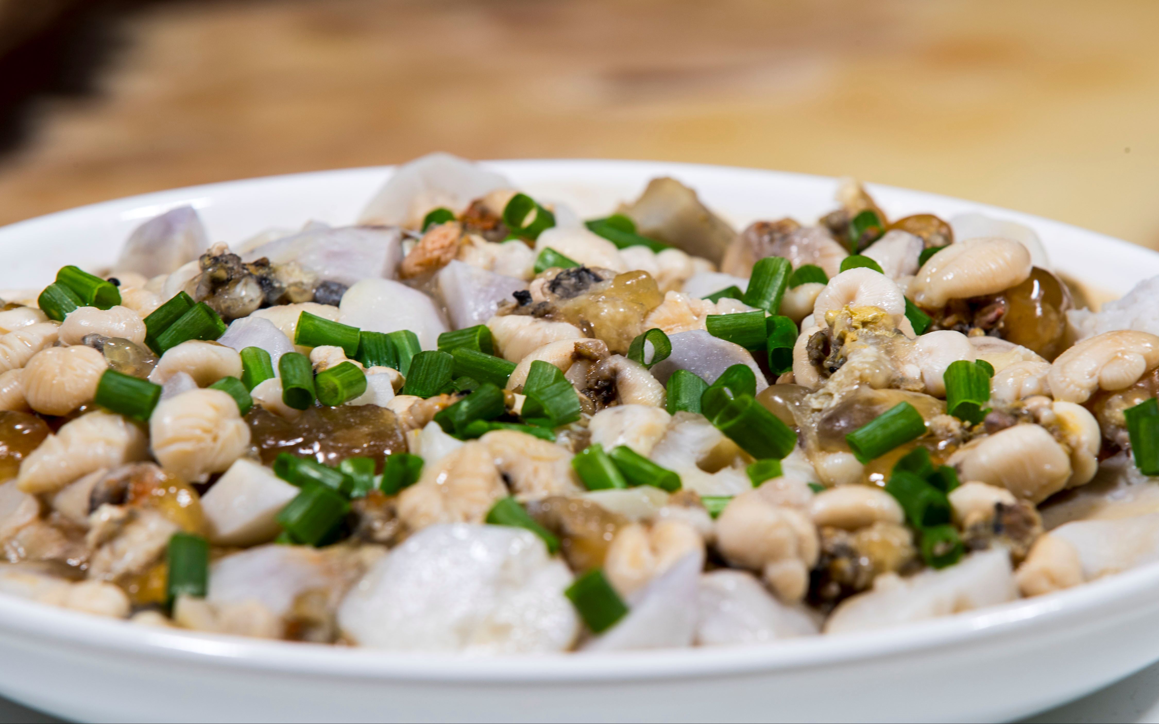 简单海鲜料理墨鱼蛋蒸芋头清蒸原汁原味鲜嫩爽滑的墨鱼蛋做法