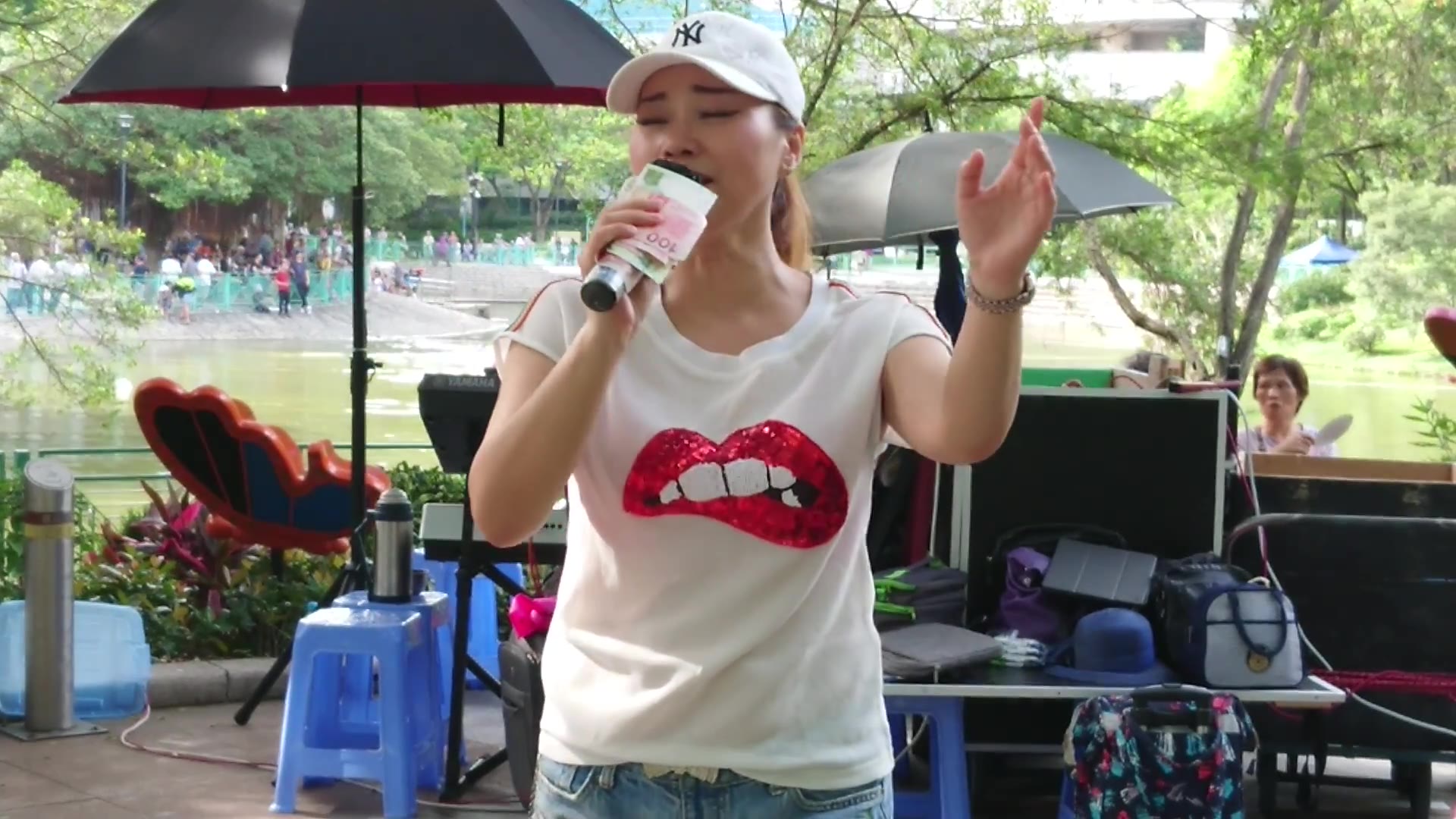 女歌手刘冰冰演唱一首老歌《渴望》动感好听