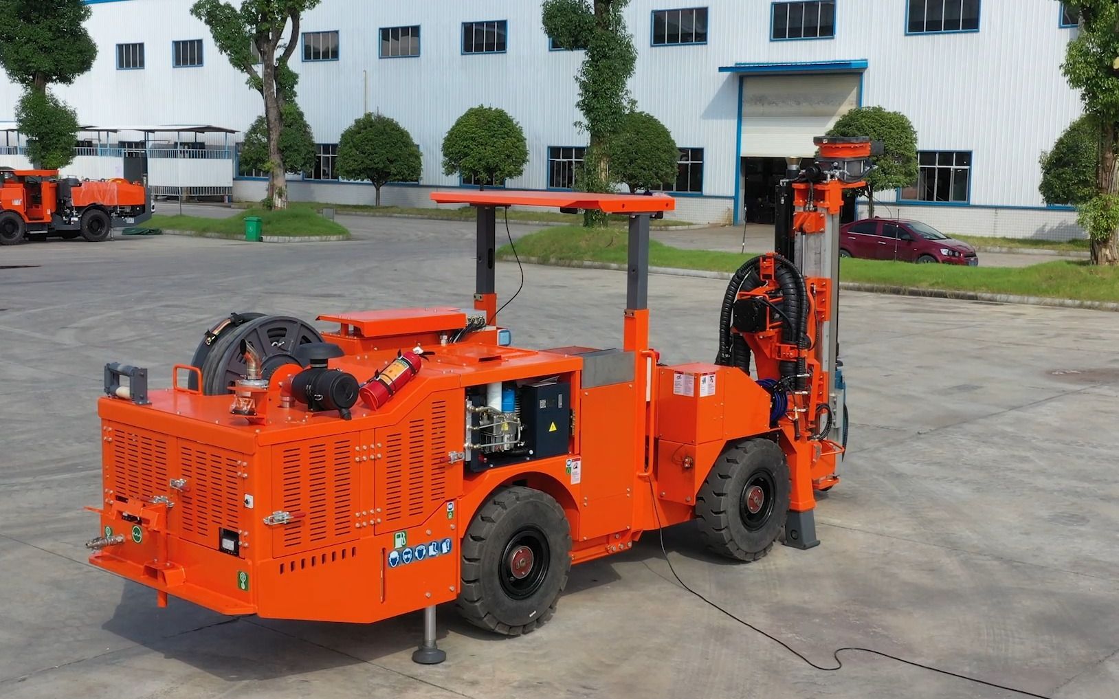 鑫通机械dl2中深孔摇臂式采矿钻车带杆库