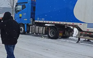 Скачать видео: 滑溜溜的单驱，雪天还得我的6*4