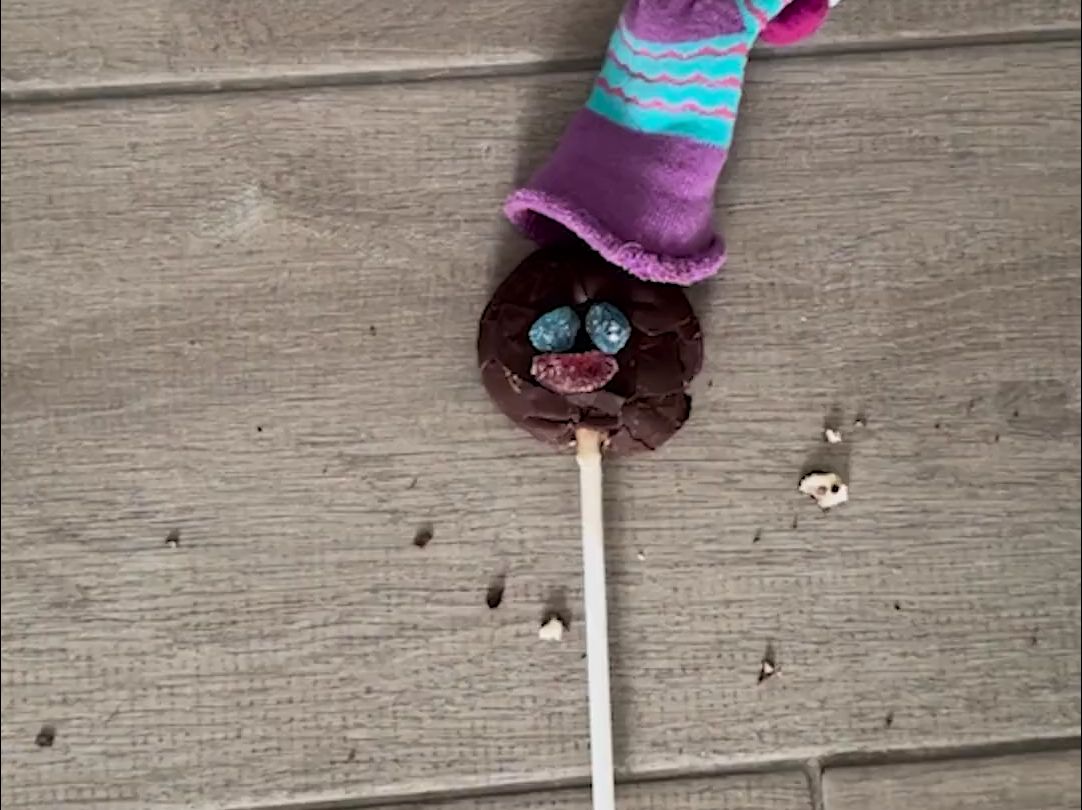 情景模拟—妈妈睡着时,偷偷挠她脚底板