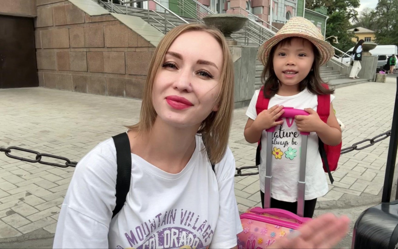 中俄混血宝宝出去旅游, 离完婚后俄罗斯媳妇自己带孩子出去旅游