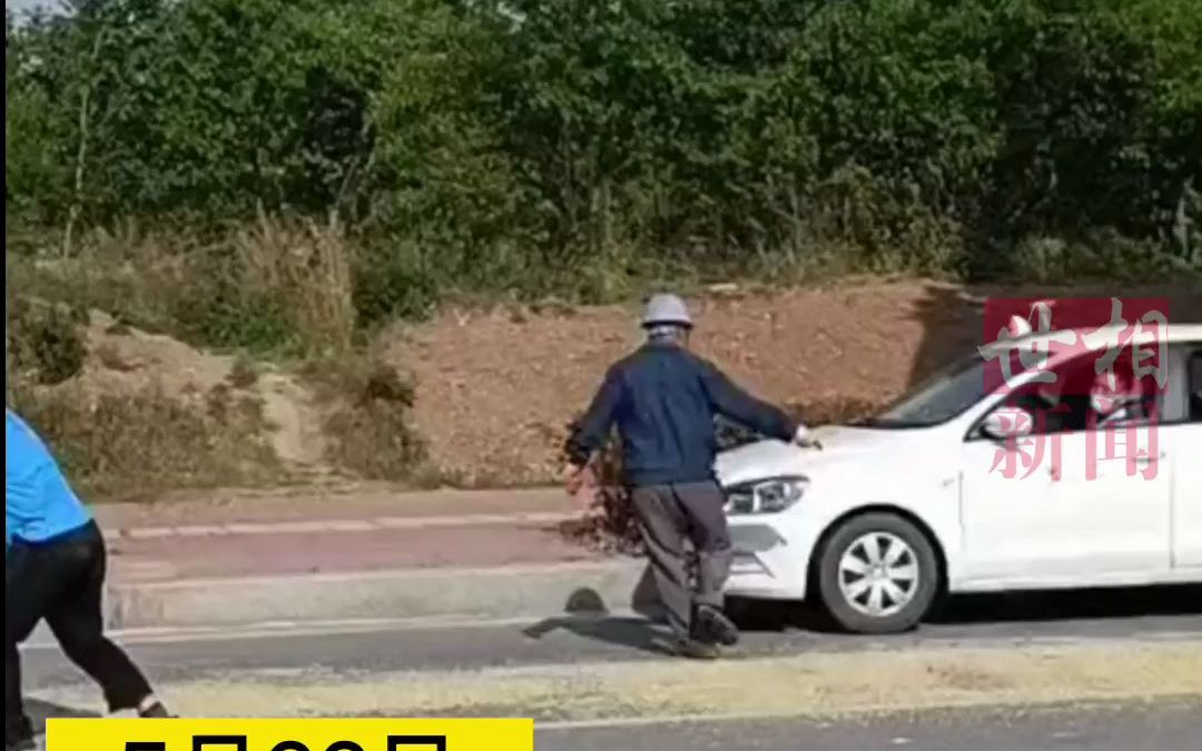 [图]一驾校学员练车，遇农民马路晒麦子，强势占路不退让