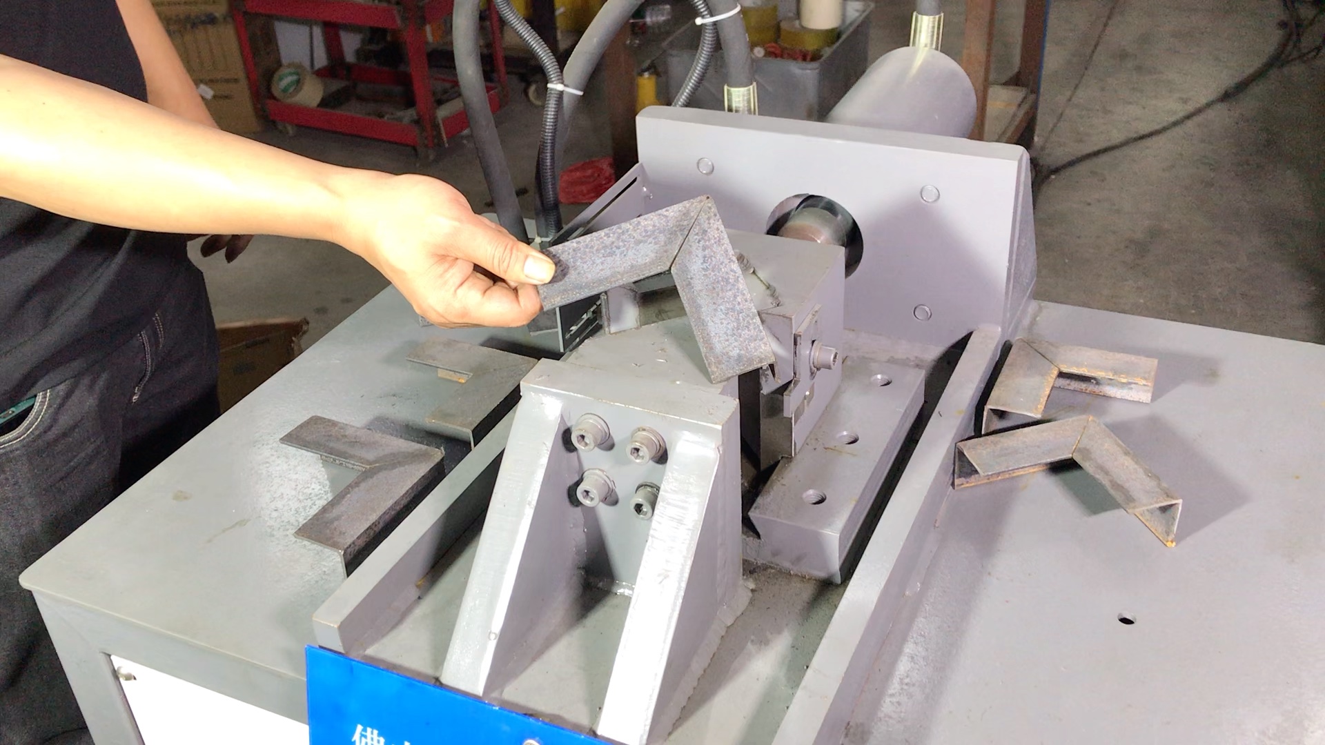 角铁折弯机,可折多种型号的角铁,省人工高效率的角铁加工设备!