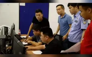 Télécharger la video: 杭州杀妻案周五开庭 去年杭州来女士离奇失踪，最终通过警方调查发现被其丈夫杀害分尸，10个月后该案终于开庭。