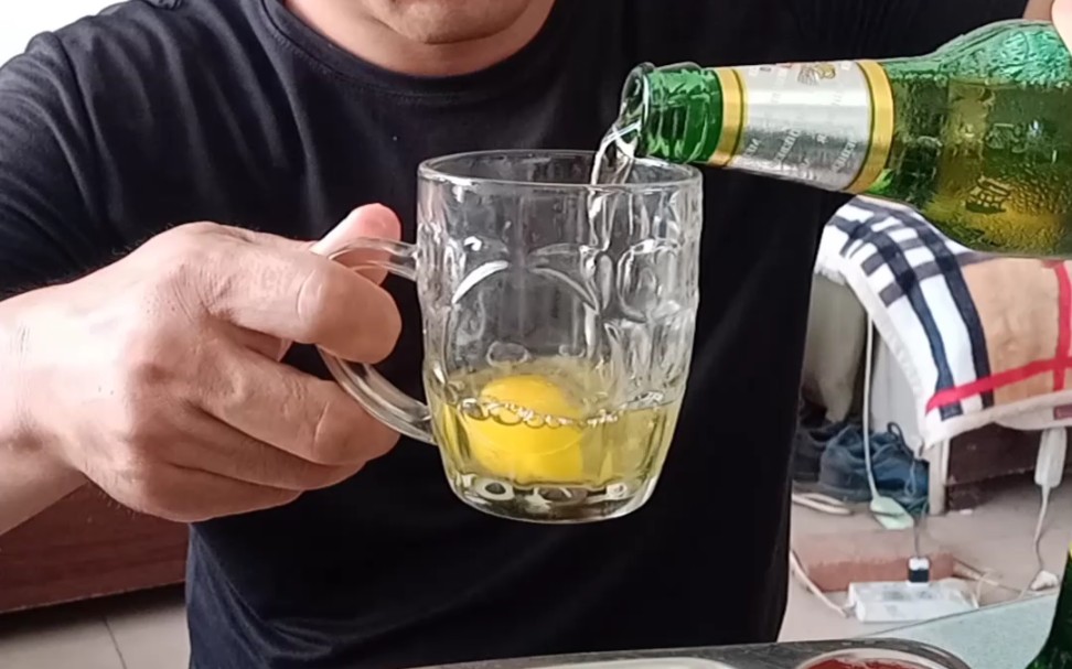 生鸡蛋配啤酒,你告诉我补啥的!