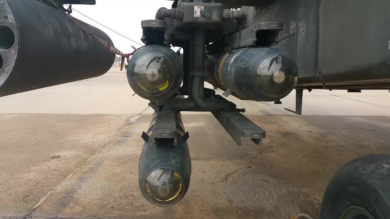 ah64阿帕奇挂载地狱火导弹导引头开机测试