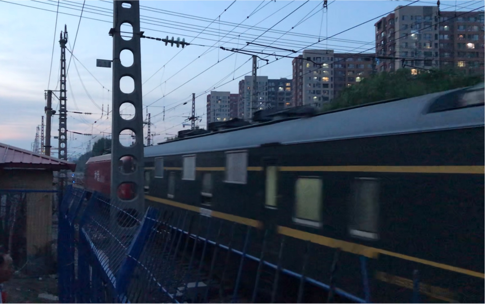 一列新25g型客车却挂了一节早期老空调发电车沈局沈段hxd3d0244牵引k