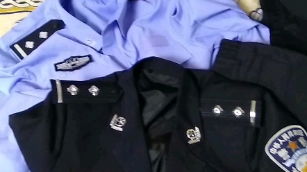 [图]刚入警时发的是公安标识警服，随后才量身定做司法警察警服。看臂章