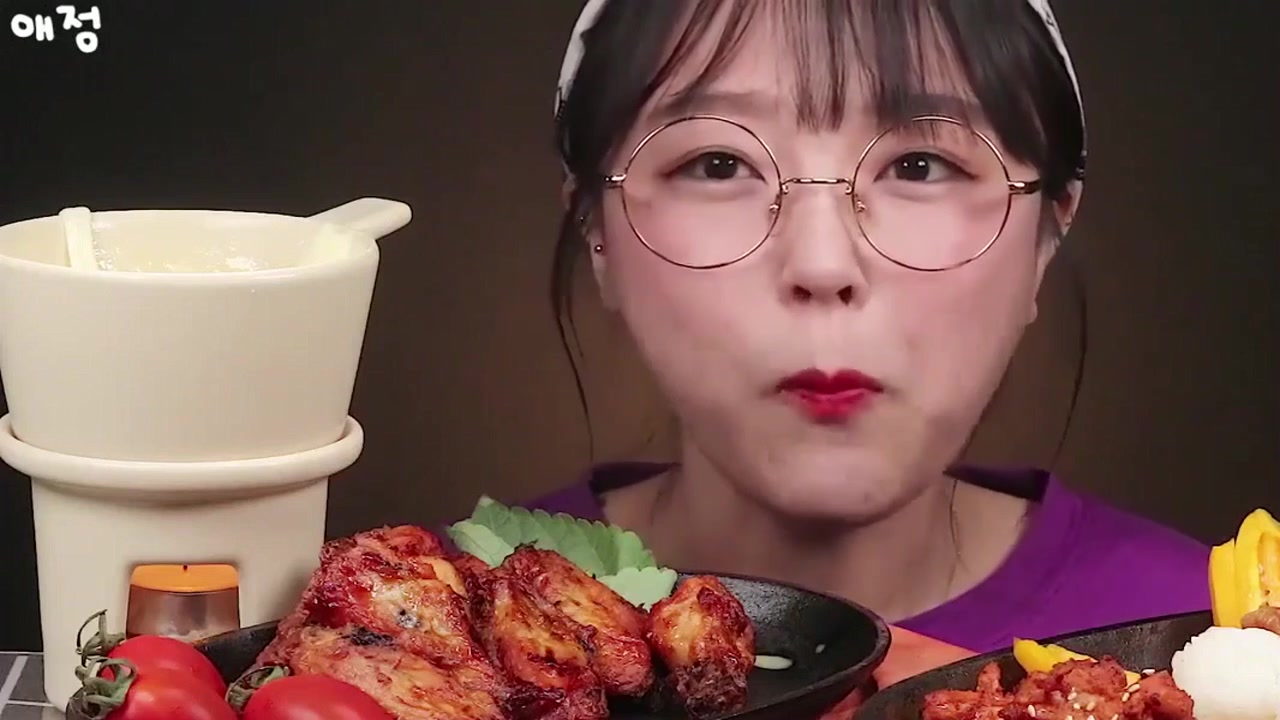 吃播:韩国大胃王小妹吃鸡爪和烤鸡翅,缠上芝士更美味