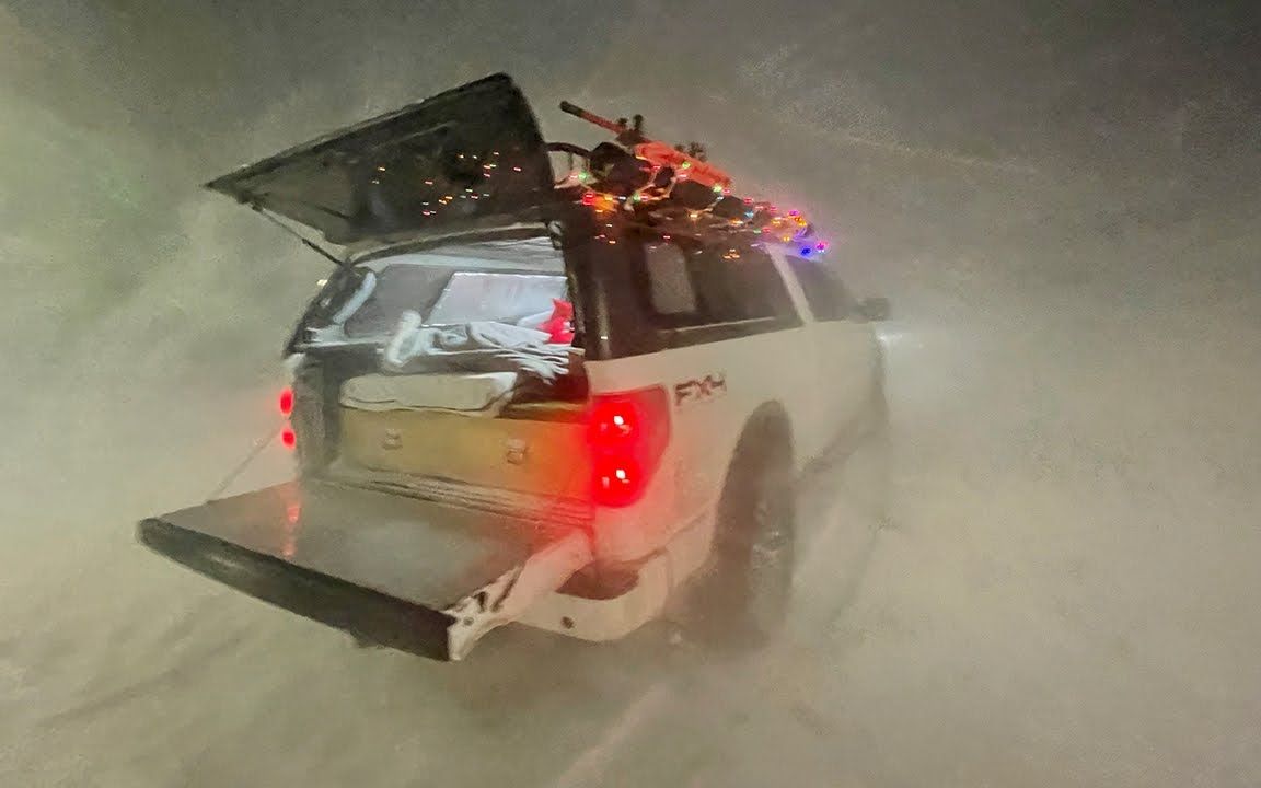 [图]Mav在明尼苏达暴风雪中卡车露营Truck Camping in a Blizzard - Christmas Special