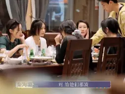 Скачать видео: 有人惦记幕后人员有没有吃饭，有人四个人吃九个人的饭！