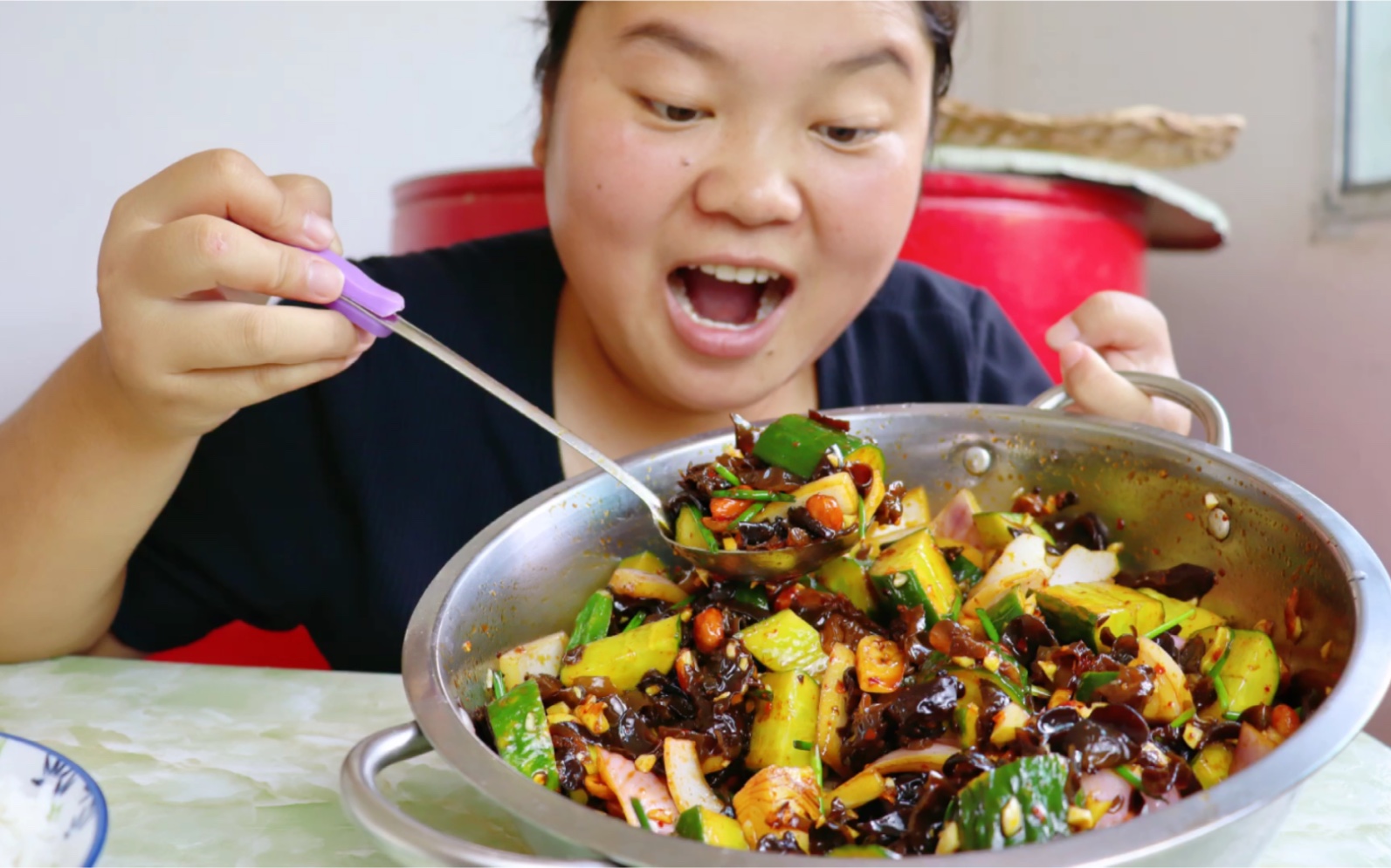 [图]1斤黄瓜，半斤花生，一把木耳，小婷今天做超级下饭小凉菜吃