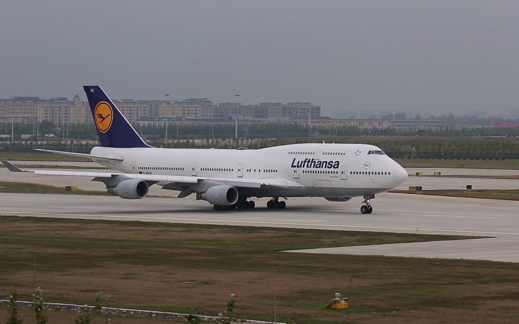 汉莎航空波音747客机在青岛胶东国际机场起飞