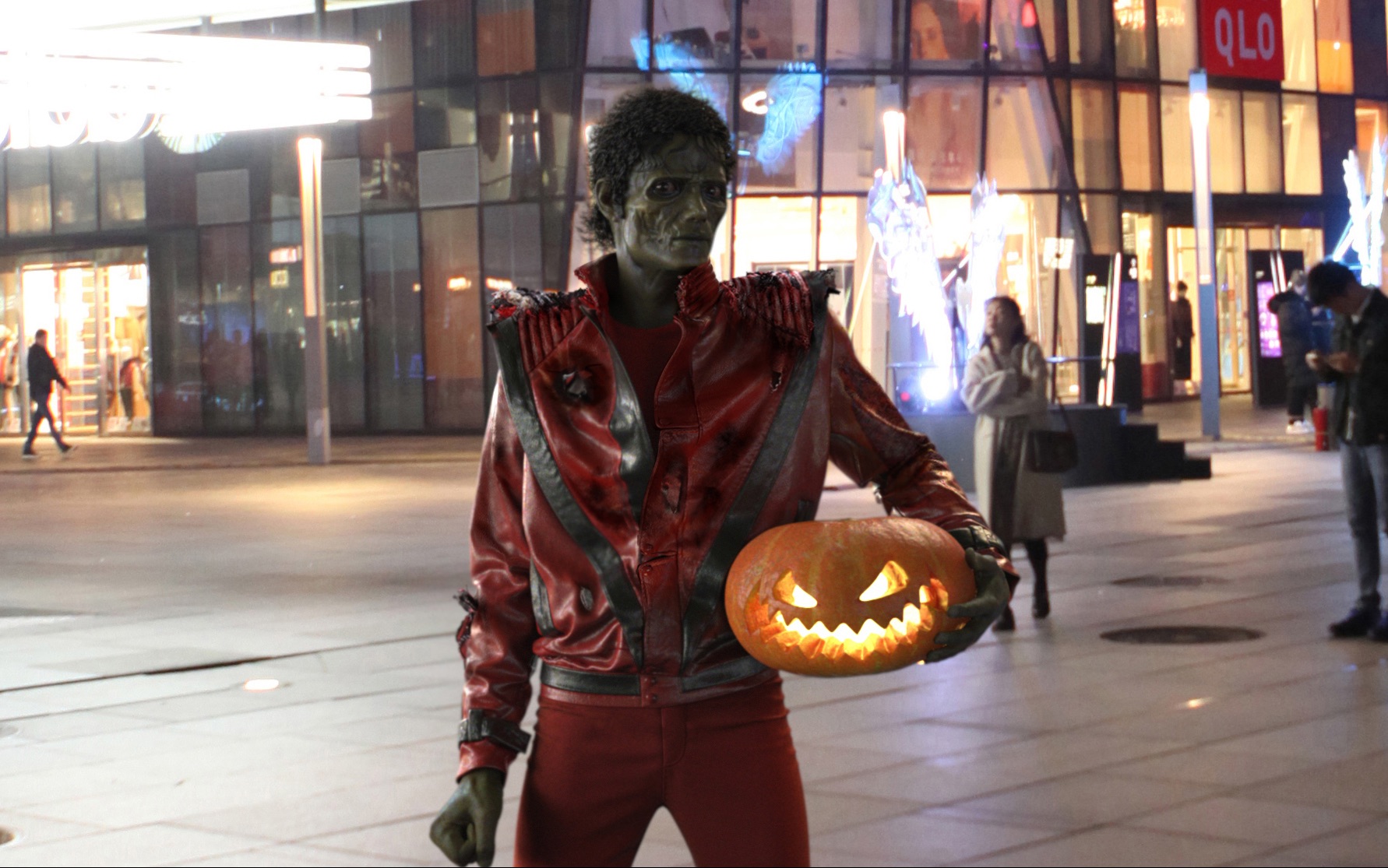 万圣节前夜迈克尔杰克逊颤栗回归惊现北京三里屯