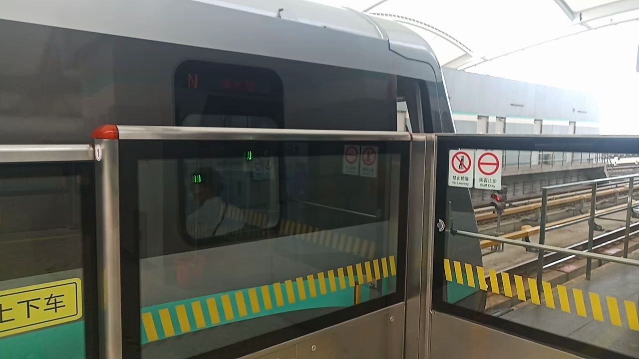 新版16石榴号线六编车龙阳路出站