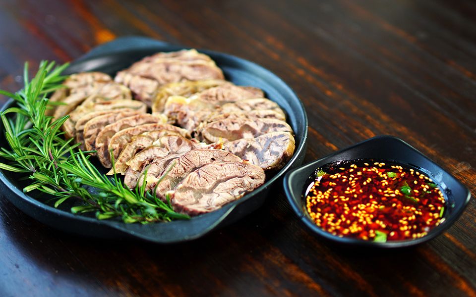 一米便当切一斤酱牛肉下酒蘸着油辣子读古龙