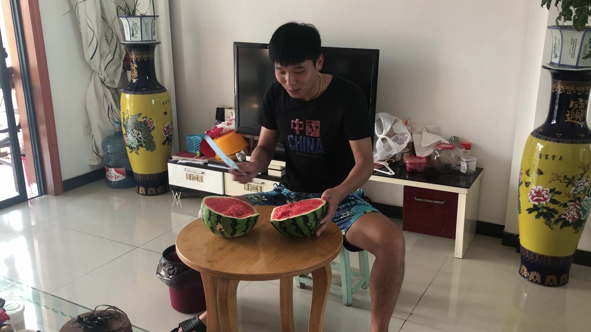 坚哥 挑战30秒吃10斤大西瓜,笑喷全场,出到吐,扬言谁能挑战成功奖励